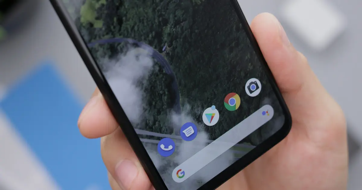 Điện thoại Android hiển thị biểu tượng cửa hàng ứng dụng, minh họa cách tải Zowin APK đúng nguồn