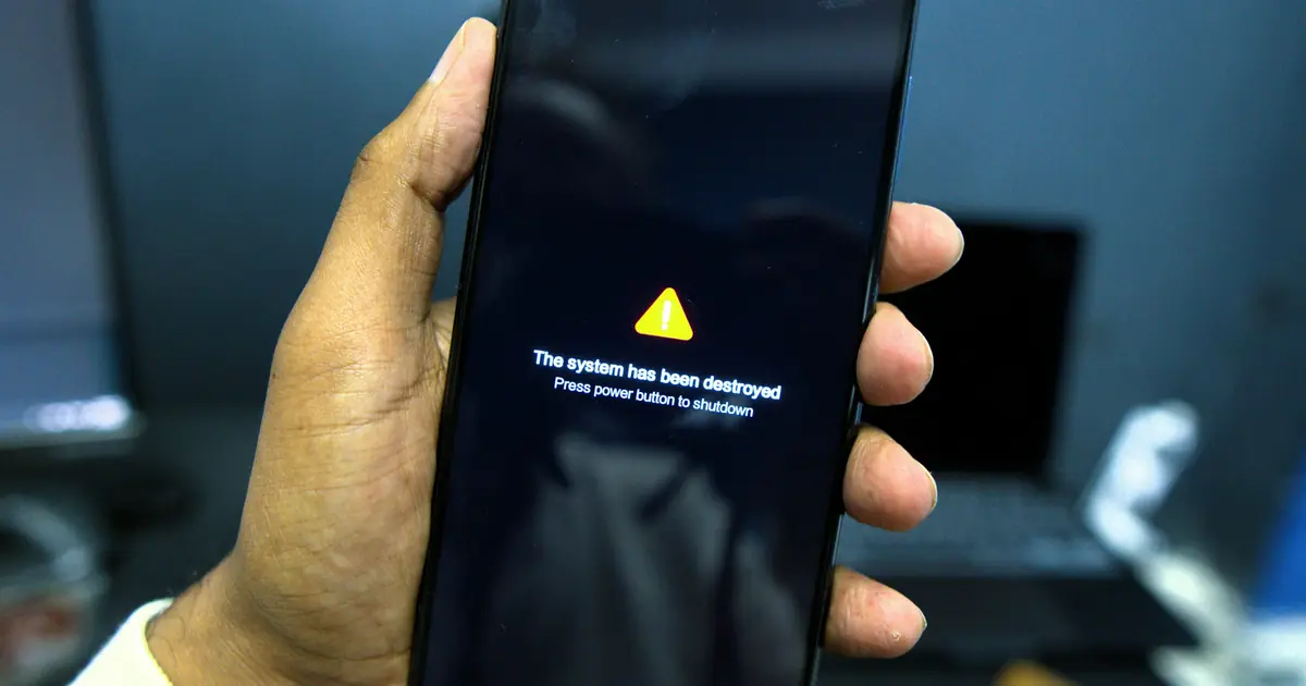 Điện thoại báo lỗi hệ thống, minh họa rủi ro khi cài Zowin APK giả chứa mã độc