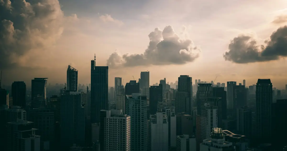 Các tòa nhà cao tầng ở Makati, Philippines dưới bầu trời nhiều mây, quốc gia đã cấm hoạt động cờ bạc trực tuyến nhận cược từ nước ngoài