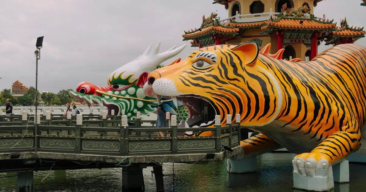 Tượng rồng hổ khổng lồ trước tháp Long Hổ bên hồ ở Đài Loan, hai linh vật đặt tên cho trò chơi bài Rồng Hổ