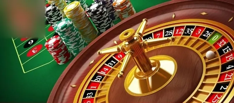 Bánh xe roulette một ô số 0 màu xanh lá cạnh các chồng chip, minh họa cách hoàn trả Zowin tác động tới lợi thế nhà cái