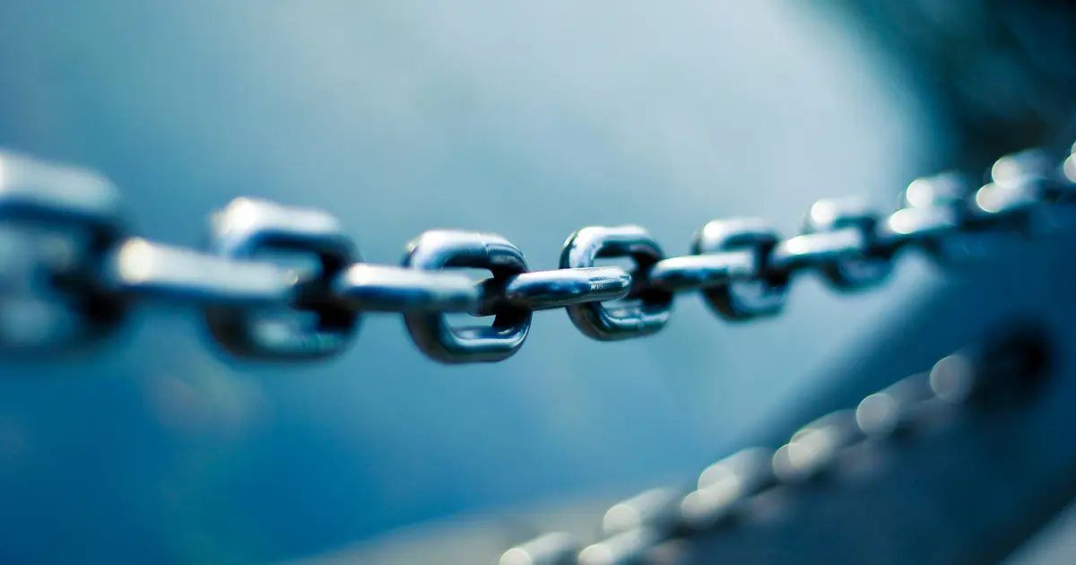 Sợi xích kim loại nối từng mắt, minh họa các mạng blockchain TRC20, ERC20, BEP20 mà USDT chạy trên đó