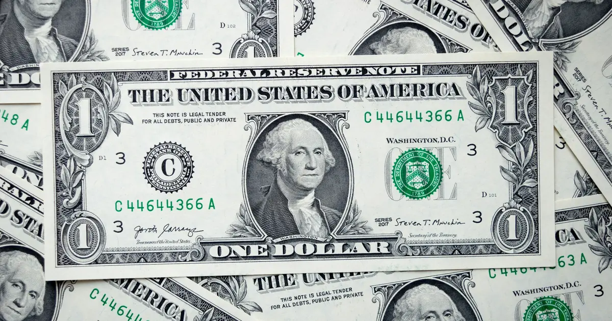 Những tờ 1 đô la Mỹ xếp chồng, minh họa USDT là gì: đồng tiền số neo giá 1:1 với USD
