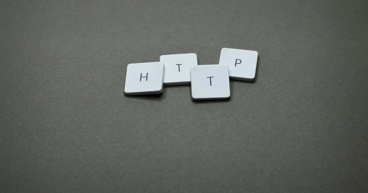 Bốn phím chữ HTTP trên nền xám, minh họa giao thức và chứng chỉ HTTPS của một tên miền